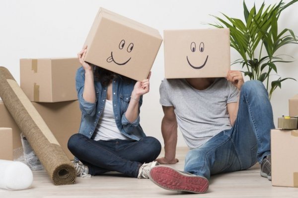 Couple-having-fun-while-moving-and-packing